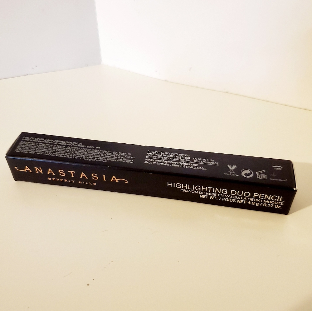 Highlight duo pencil/ Camille Sand